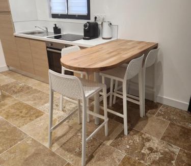 Grezan Apartment | Maison "COSY" avec Parking Privé et Climatisation