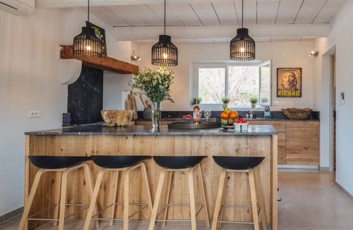 Maussane-les-Alpilles Villa | Maison De Bois - Five Bedroom Villa, Sleeps 10