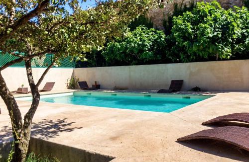 Saint-Victor-la-Coste House | Maison de charme à Saint-Victor-la-Coste avec piscine partagée