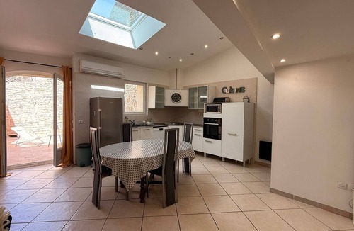 Lezignan-la-Cebe House | Maison de charme avec 3 chambres, une terrasse aménagée et un garage
