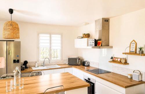 Mallemoisson House | Maison ensoleillée de plain-pied ouvert sur un jardin clôturé