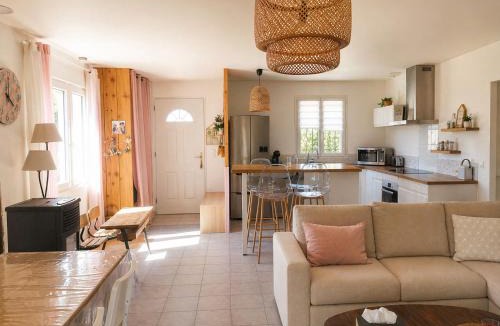Mallemoisson House | Maison ensoleillée de plain-pied ouvert sur un jardin clôturé