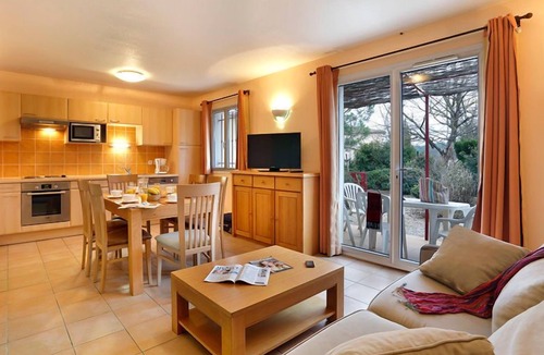 Tourrettes Apartment | Maison provençale avec terrasse | Accès piscine