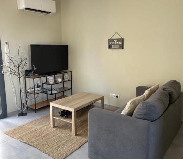 Saint-Mitre-les-Remparts House | Maison T3 dans un village calme