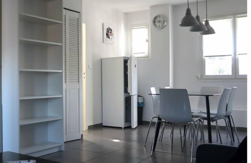 Saint-Mitre Apartment | Marseille Apartment T2 Swimming pool + Parking (on the 1st floor of a villa). Very quiet.