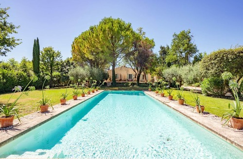 Eygalieres Villa | Mas Art et Soleil - Three Bedroom Villa, Sleeps 6