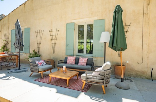 Eygalieres Villa | Mas Art et Soleil - Three Bedroom Villa, Sleeps 6