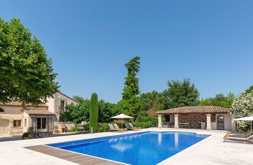 Eygalieres Villa | Mas provençal, garden, heated pool & pétanque