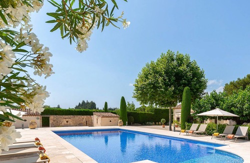 Eygalieres Villa | Mas provençal, garden, heated pool & pétanque