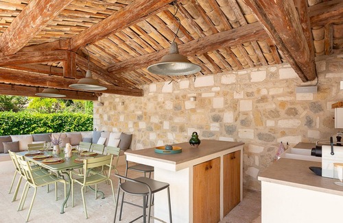 Eygalieres Villa | Mas provençal, garden, heated pool & pétanque