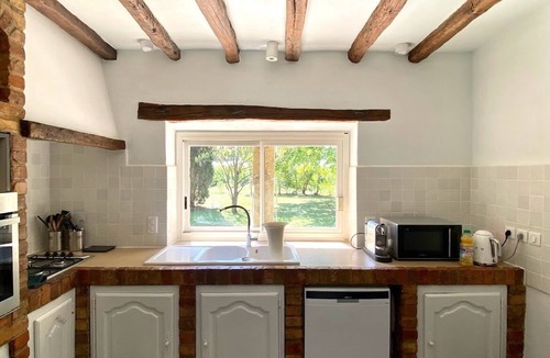 Cavaillon House | Mas Provençale Entouré de Pommiers, Piscine et Terrain de Tennis
