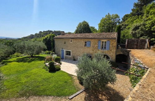 Cabrieres-dʼAigues House | Mas XVIIIe, absolute calm, swimming pool and Luberon views