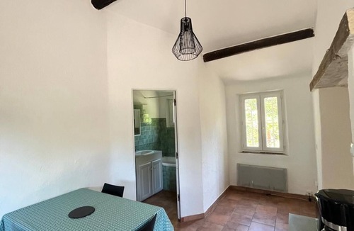 Noves House | Mazet with old-world charm, large garden with trees, countryside 600 m from town center.