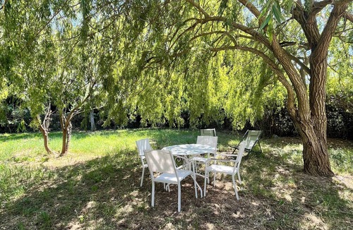 Noves House | Mazet with old-world charm, large garden with trees, countryside 600 m from town center.
