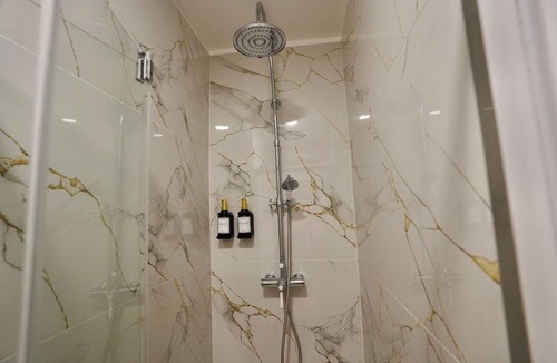 Treilles Apartment | "Mediterranean" Room with Shared Terrace, Wi-Fi, and Air Conditioning