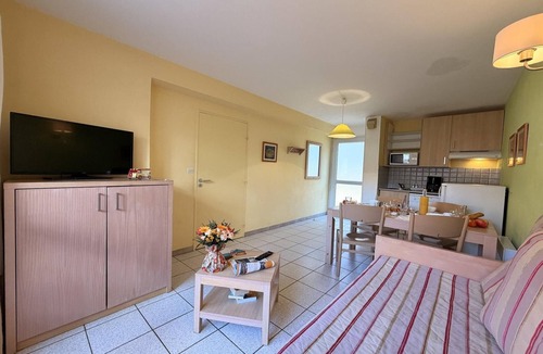 Cerbere Apartment | Mediterranean Sea View Escape for 6