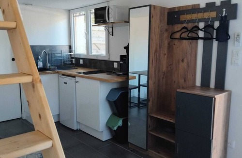 Saint-Jean-de-Fos Apartment | Mezzanine studio, air conditioning, private outdoor area & parking