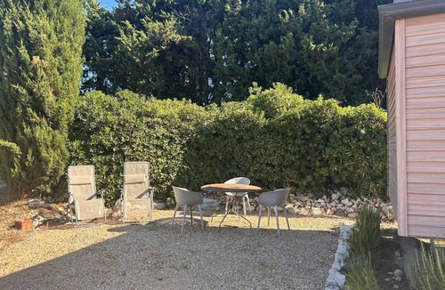 Eyragues House | Mobile Home "In Provence" with Private Terrace, Wi-Fi, and Air Conditioning