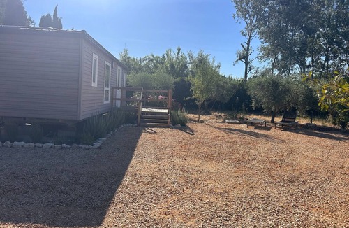Eyragues House | Mobile Home "In Provence" with Private Terrace, Wi-Fi, and Air Conditioning
