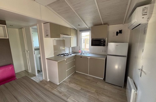 Cheval-Blanc House | Mobile Home 'Luberon Detente' with Lake View, Shared Pool and Air Conditioning