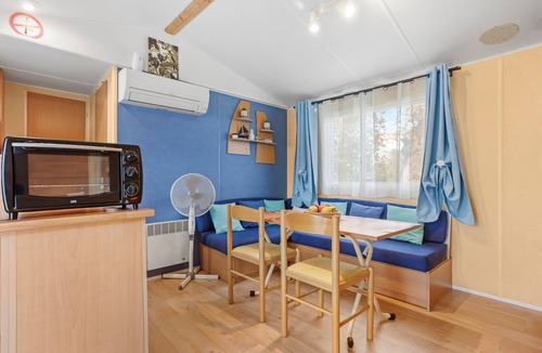 Hyeres House | Mobile Home 'Mobilhome 6 Personnes' with Private Terrace, Wi-Fi and Air Conditioning