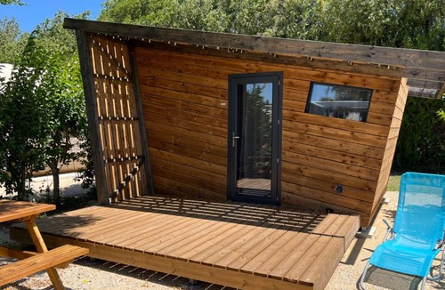 Cavaillon House | Mobile Home with Terrace in Cavaillon, Sleeps 6
