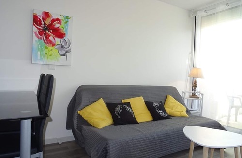 Palavas-les-Flots Apartment | Modern 2-BR Apartment with A/C, Parking, Pool - Steps from Beach & Center