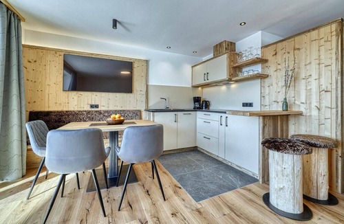 Avelengo Apartment | Modern Apartment with 2 Bedrooms & Panoramic Views – Apis