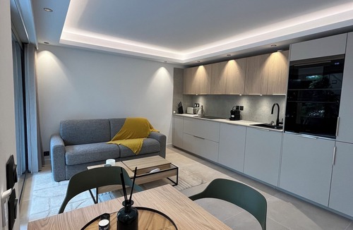 California - Pezou Apartment | MODERN GARDEN APARTMENT