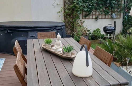 Eyguieres House | Modern house with garden and jacuzzi