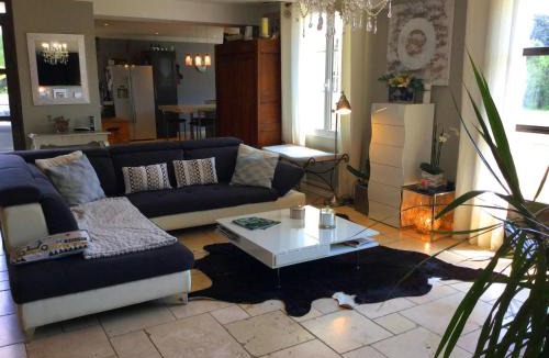 Mouries Villa | modern house with pool, near baux de provence and golfs in mouries 8 sleeps