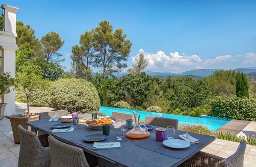 Tourrettes Villa | Modern Luxury Villa with Inifinity pool in gated Domaine de Terre Blanche