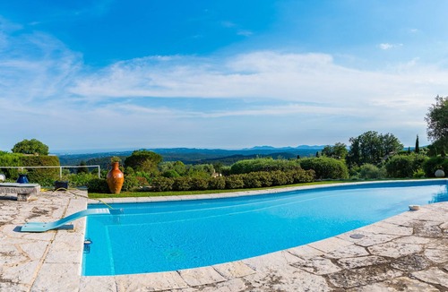 Tourrettes-sur-Loup Villa | Modern villa in park swimming pool and floodlit tennis court
