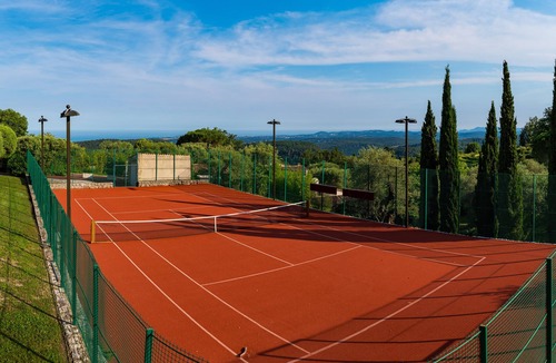 Tourrettes-sur-Loup Villa | Modern villa in park swimming pool and floodlit tennis court