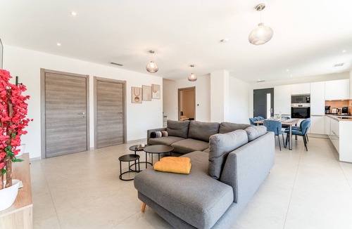Beaucaire House | Modern Villa with Pool, Wi-Fi, and Air Conditioning
