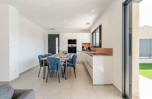 Beaucaire House | Modern Villa with Pool, Wi-Fi, and Air Conditioning