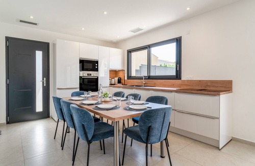 Beaucaire House | Modern Villa with Pool, Wi-Fi, and Air Conditioning