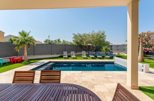 Beaucaire House | Modern Villa with Pool, Wi-Fi, and Air Conditioning