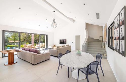 Mougins Villa | Modern Villa with Pool and Garden
