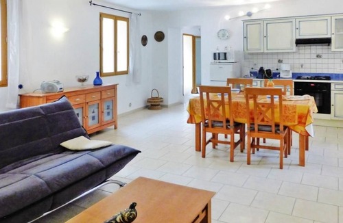 Bonnieux Apartment | Morard - Bonnieux Appt Bleu Provence by Interhome