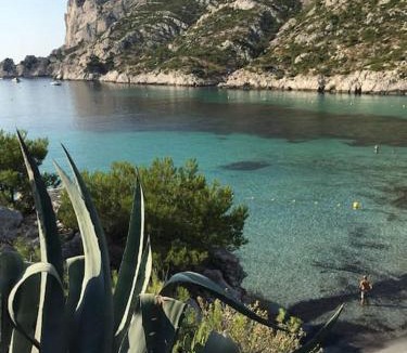 Les Baumettes Apartment | Morgiou Sormiou Marseille T4 climatisé familial - 3 Chambres - Terrasse bois - jardin privatif - Calanques à pied - Plages & Vélodrome à 10 min - Idéal Familles & Randonneurs & Grimpeurs - Escalade à 5 min - Marseille Sud