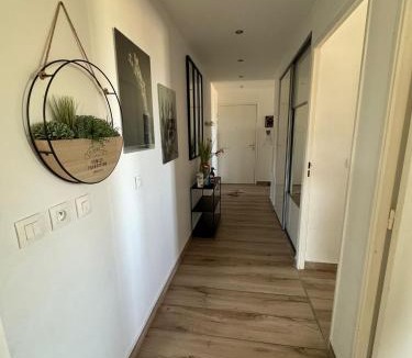 Les Baumettes Apartment | Morgiou Sormiou Marseille T4 climatisé familial - 3 Chambres - Terrasse bois - jardin privatif - Calanques à pied - Plages & Vélodrome à 10 min - Idéal Familles & Randonneurs & Grimpeurs - Escalade à 5 min - Marseille Sud