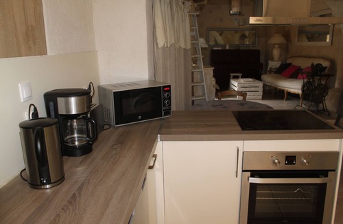 Saint-Quentin-la-Poterie House | Natural climatic village house