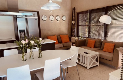 Vedene House | Near Avignon, AdriAnna Guest House with a private heated pool