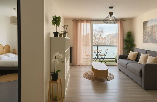 Ecusson Apartment | Near Peyrou - Spacious, Central & Air-conditioned