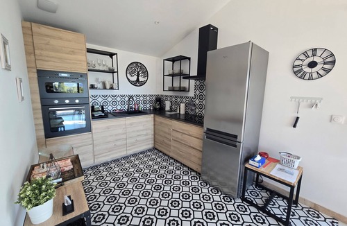 Cotignac Apartment | NEW accommodation, panoramic view, overflowing swimming pool, beautiful village