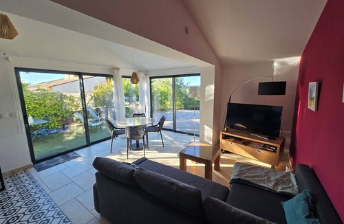 Cotignac Apartment | NEW accommodation, panoramic view, overflowing swimming pool, beautiful village