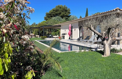 Eguilles Villa | New contemporary house with open views
