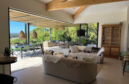 Eguilles Villa | New contemporary house with open views