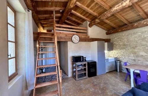 Quartier Administrations Apartment | New mezzanine studio in a quiet location